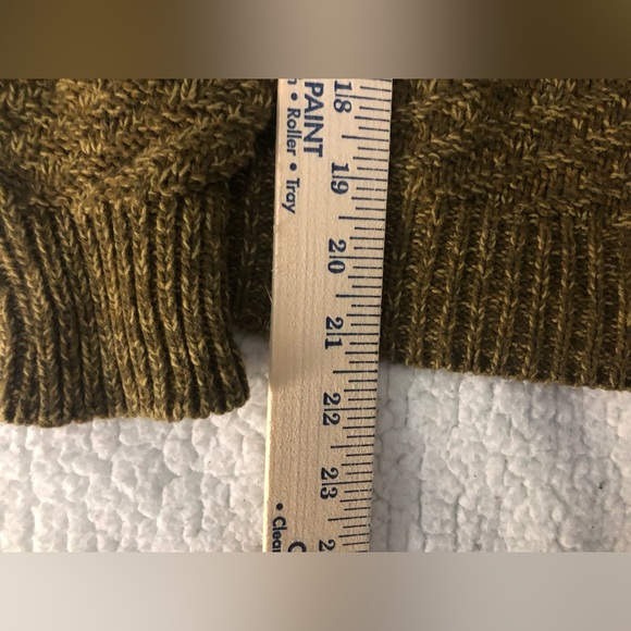 Woman’s Green Universal Thread Sweater - Picture 4 of 6